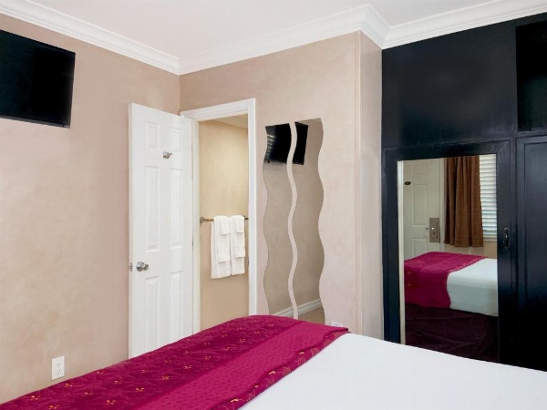 Nite Inn at Universal City - Walking Distance to Universal Studios Hollywood image 10